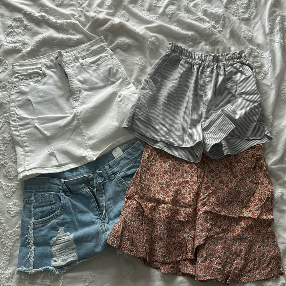 Bundle of 4 skirts & shorts. Jean / stripe / floral / white. EUC. Women’s size M